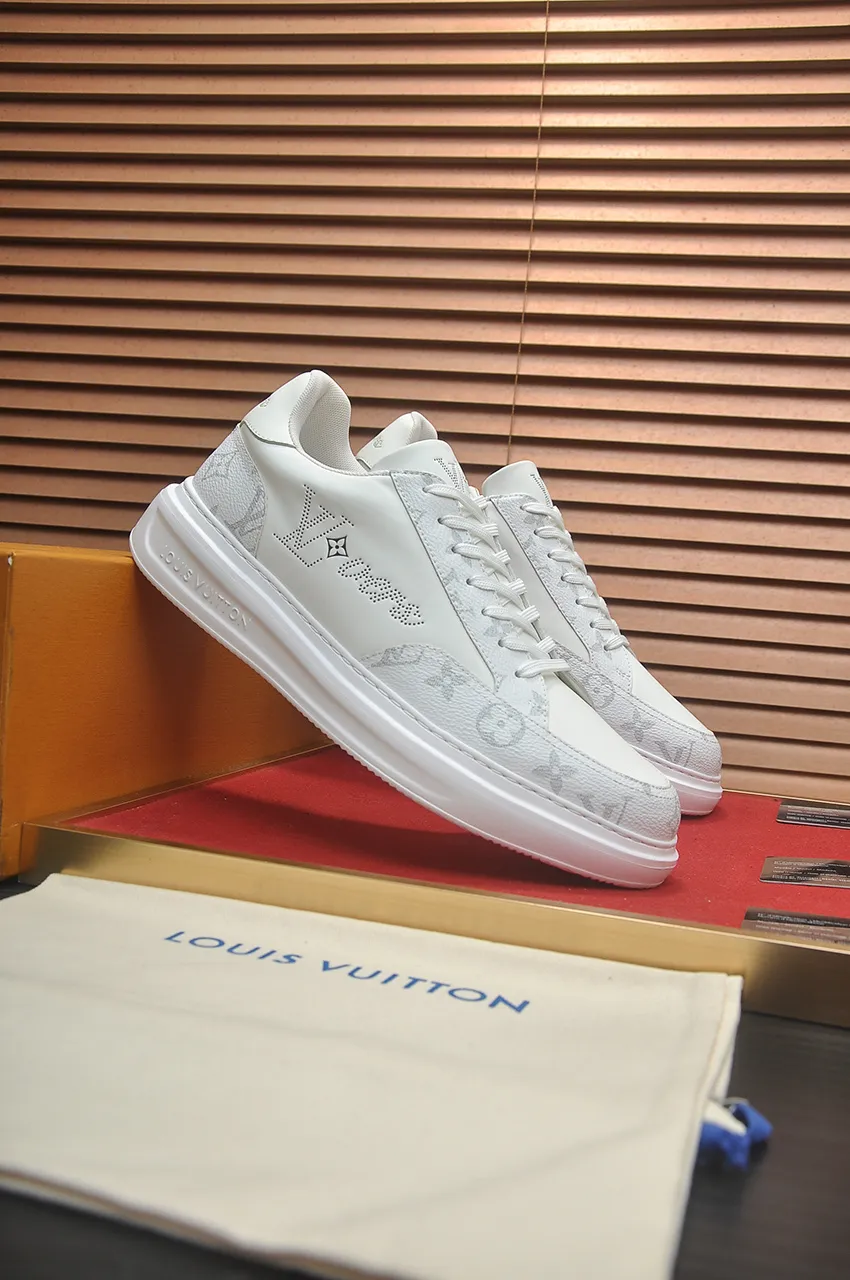 Men's men's shoes 💰640💶Original development, quality shipping, welcome to compare - LV sneaker series sports shoes introduce the loose silhouette of the ready-to-wear series into the spring and summer men's wear shows and make an eye-catching appearance. The cow leather upper is combined with rough fabric laces, and colorful beading highlights the brand's classic elements. LV letters mark the tongue and Monogram floral outsole. Mixed materials Made of top-grain cowhide, thick shoelace design, large Monogram print on the side, mesh lining and cotton feet, the comfort is as extreme as ever, premium heritage, quality first, worth owning! Size: Men’s 38-45 (45 is custom-made and cannot be returned or exchanged)
